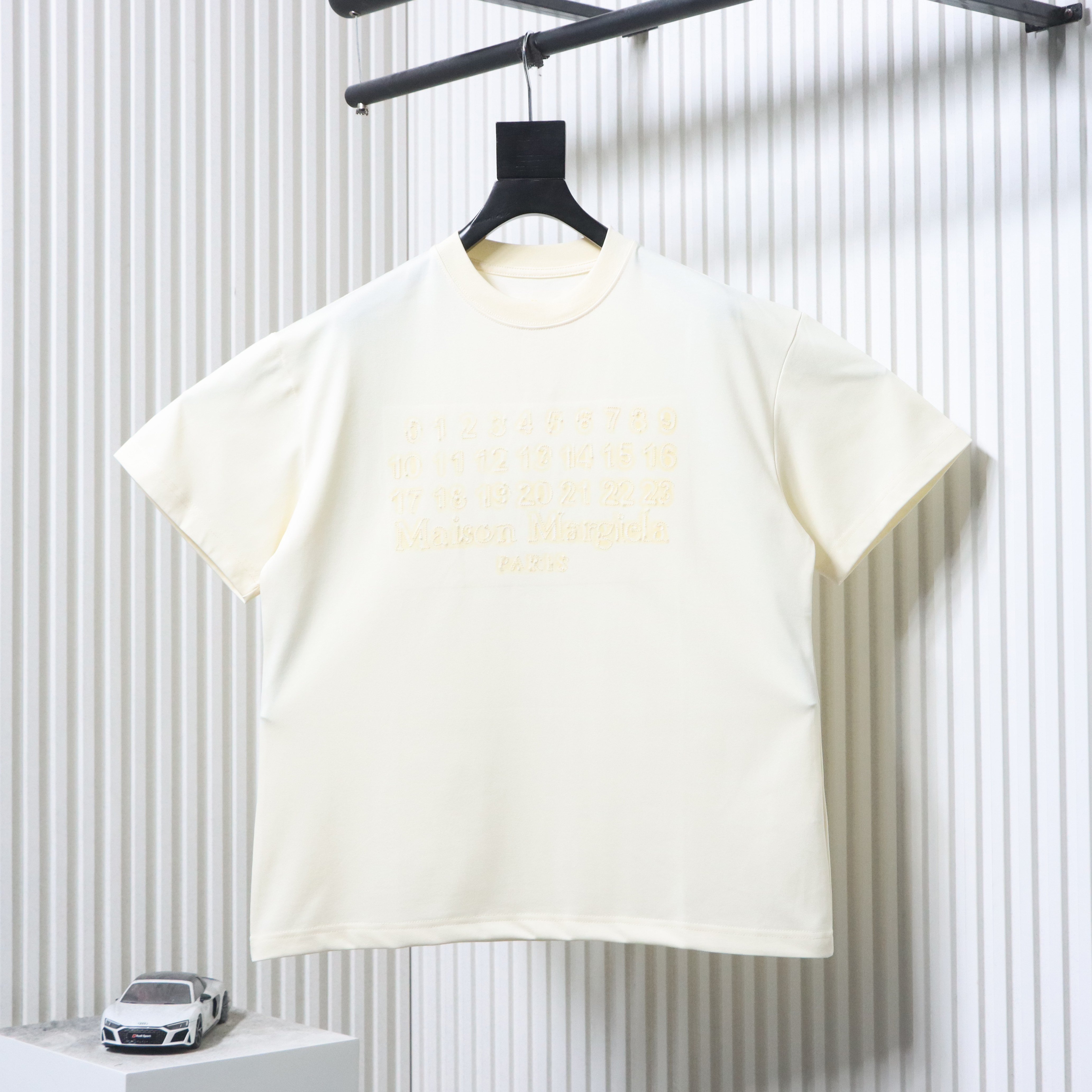 EM Sneakers Maison Margiela M6 Embroidered Number Logo OT T-shirt Light Yellow