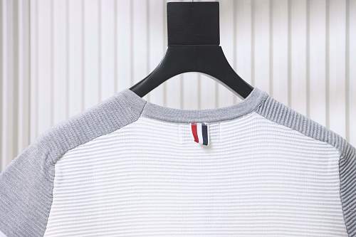 EM Sneakers Thom Browne Ripple-Effect Waffle-Knit T-Shirt White and Gray