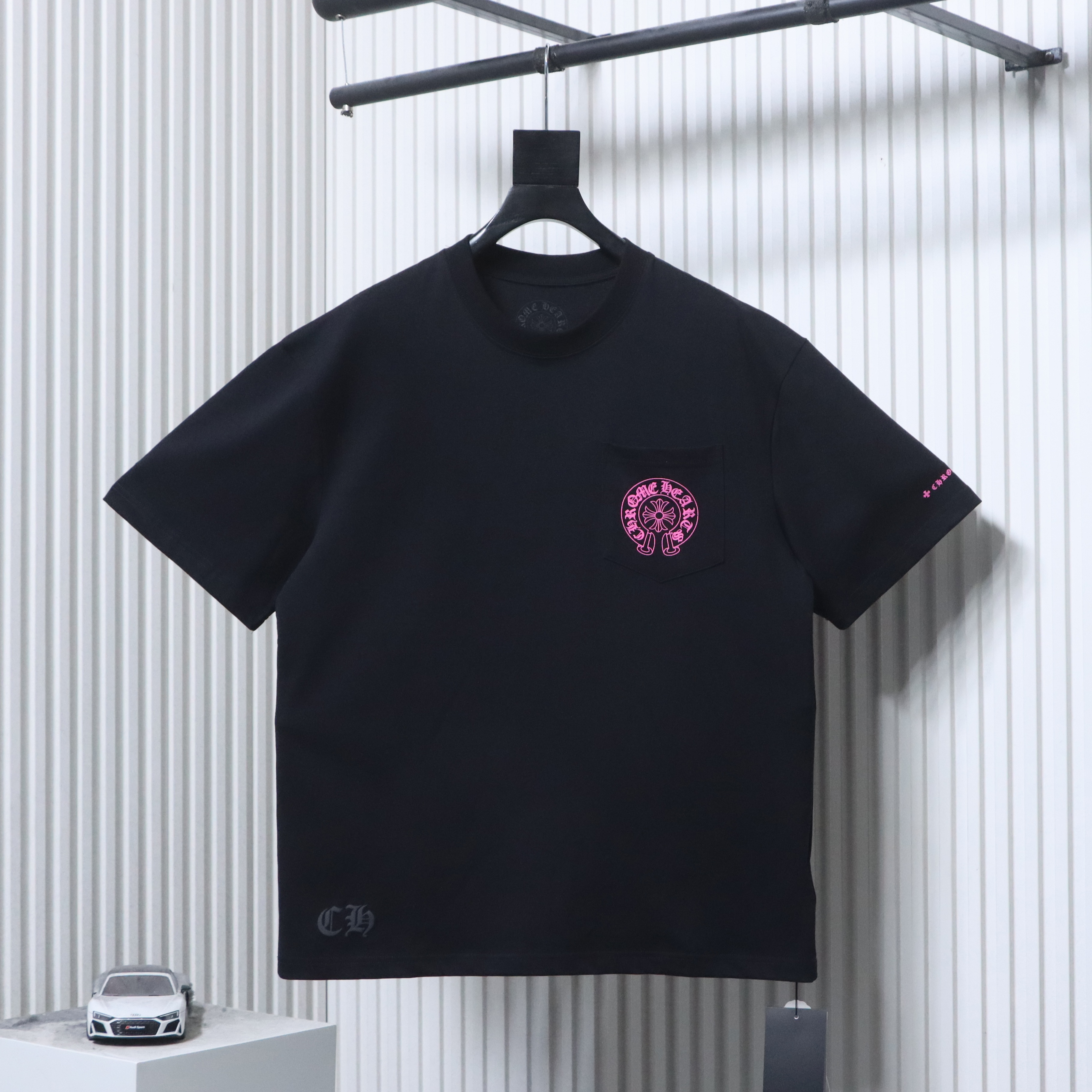 EM Sneakers Chrome Hearts Pink Horseshoe Pocket Sleeve T-shirt Black
