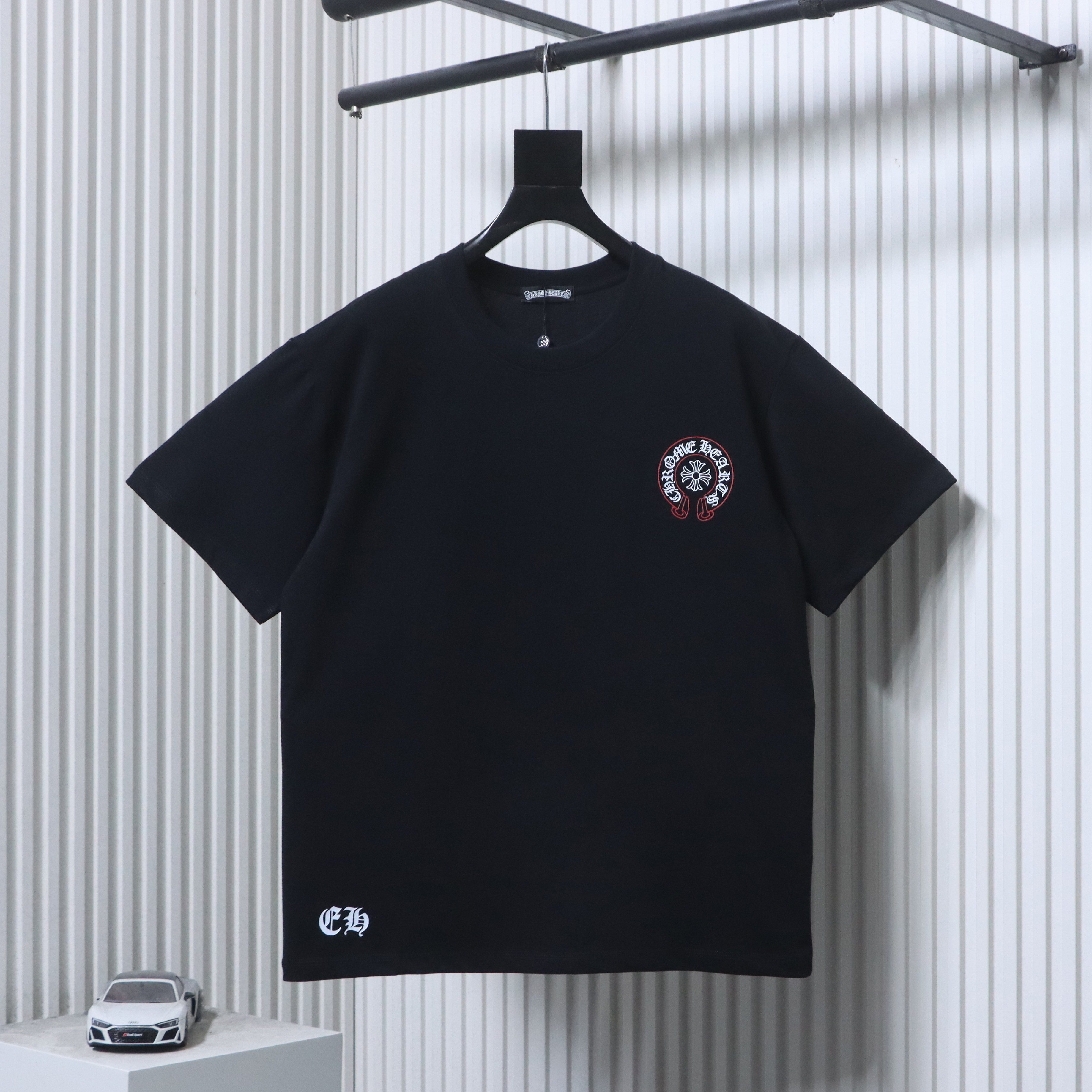 EM Sneakers Chrome Hearts SS26 Black T-Shirt with Pink-Outline Horseshoe Logo Print