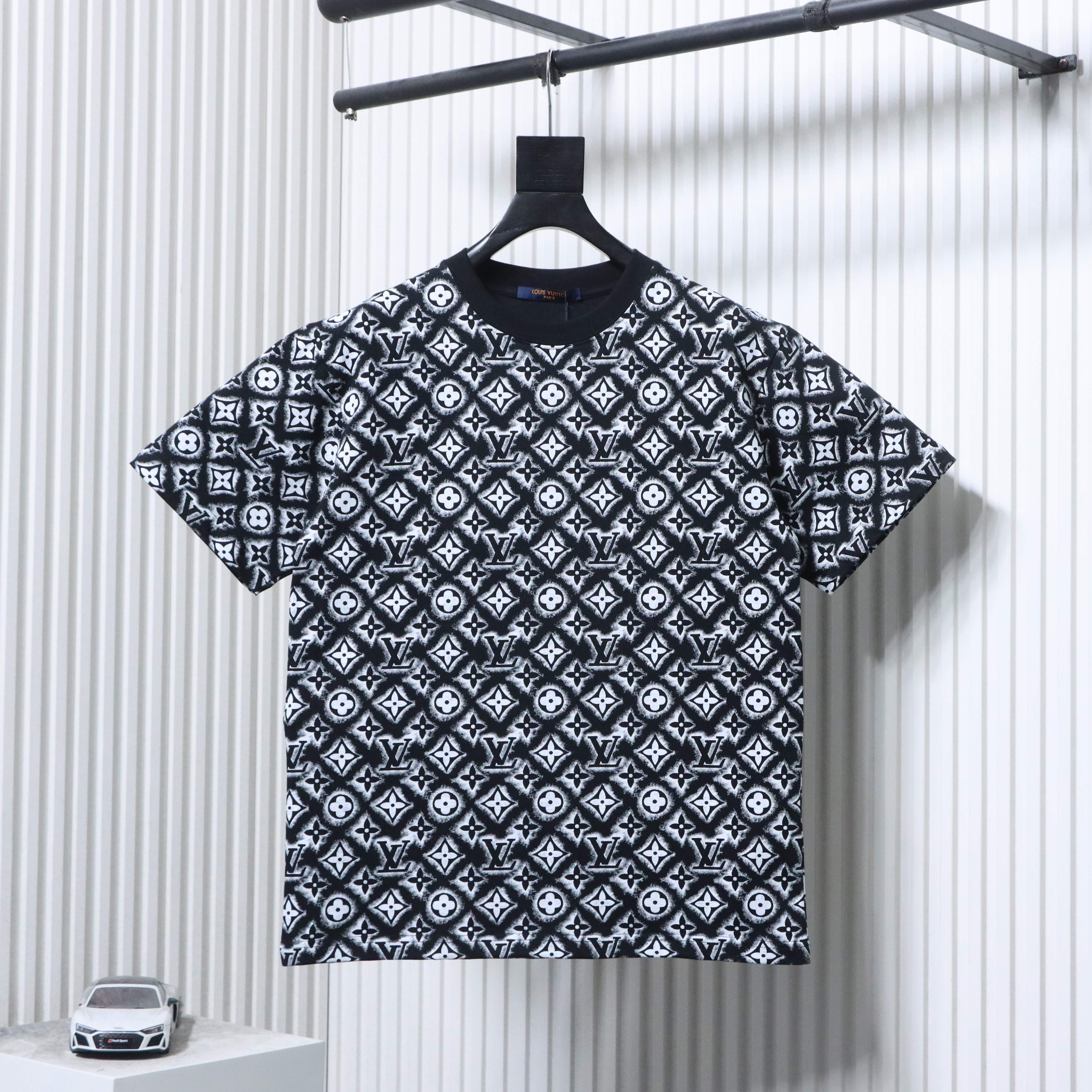 EM Sneakers Louis Vuitton All-Over Logo Short-Sleeve T-Shirt