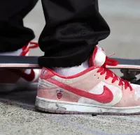 EM Sneakers Nike SB Dunk Low StrangeLove Skateboards review 0