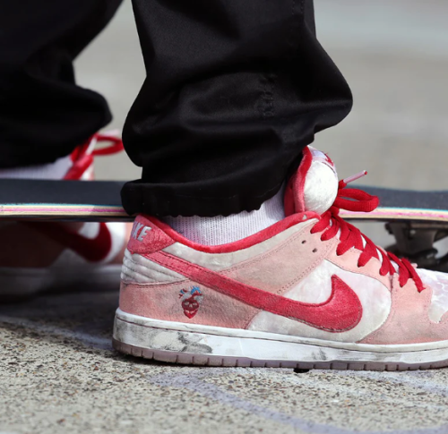 EM Sneakers Nike SB Dunk Low StrangeLove Skateboards review 