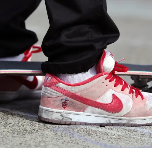 EM Sneakers Nike SB Dunk Low StrangeLove Skateboards review 