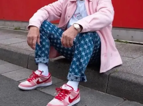 EM Sneakers Nike SB Dunk Low StrangeLove Skateboards review 