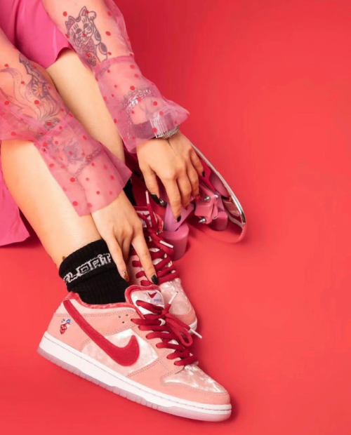 EM Sneakers Nike SB Dunk Low StrangeLove Skateboards review 