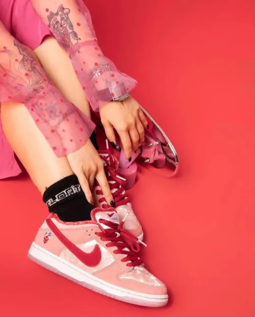 EM Sneakers Nike SB Dunk Low StrangeLove Skateboards review 