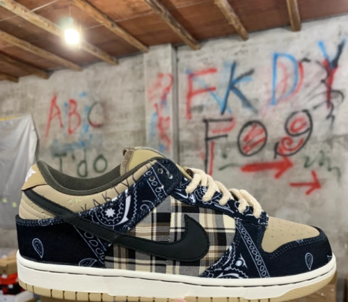 EM Sneakers Nike SB Dunk Low Travis Scott reviewed by