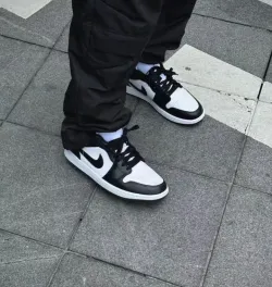 EM Sneakers Nike Dunk Low Retro White Black Panda review Aoo Eoo