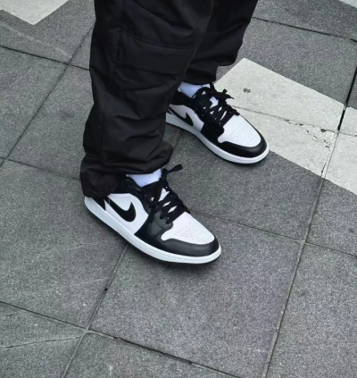 EM Sneakers Nike Dunk Low Retro White Black Panda review Aoo Eoo