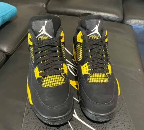 EM Sneakers Jordan 4 Retro Thunder (2023) review 