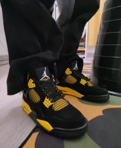 EM Sneakers Jordan 4 Retro Thunder (2023) review Eoo Coo