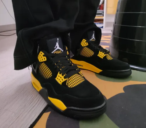 EM Sneakers Jordan 4 Retro Thunder (2023) (Special Offer) review 