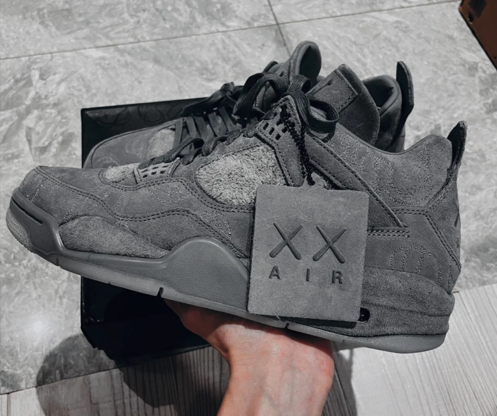 EM Sneakers Air Jordan 4 Retro × KAWS Grey review 0