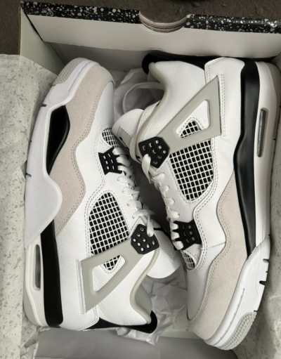 EM Sneakers Jordan 4 Retro Military Black review Vic Dam