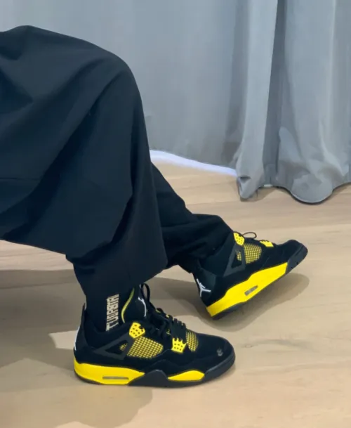 EM Sneakers Jordan 4 Retro Thunder (2023) review 