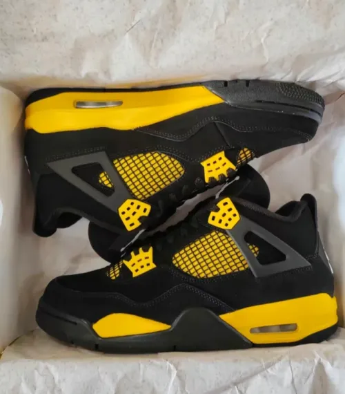 EM Sneakers Jordan 4 Retro Thunder (2023) review 