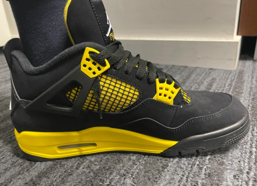 EM Sneakers Jordan 4 Retro Thunder (2023) review 