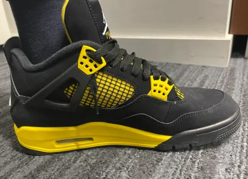 EM Sneakers Jordan 4 Retro Thunder (2023) review 