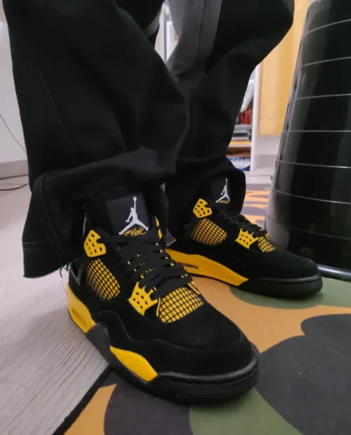 EM Sneakers Jordan 4 Retro Thunder (2023) review 