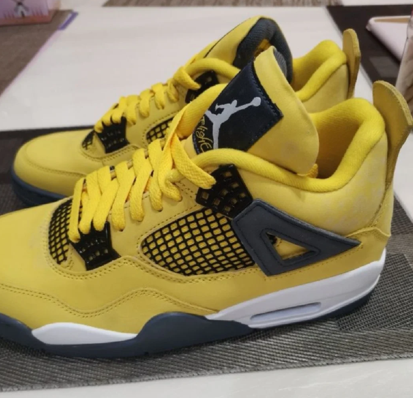 EM Sneakers Jordan 4 Retro Lightning (2006) review B D 00