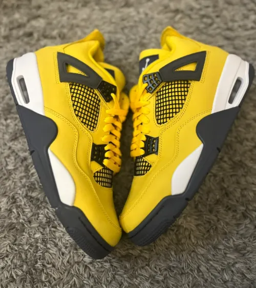EM Sneakers Jordan 4 Retro Lightning (2006) review 