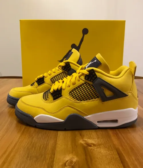 EM Sneakers Jordan 4 Retro Lightning (2006) review 