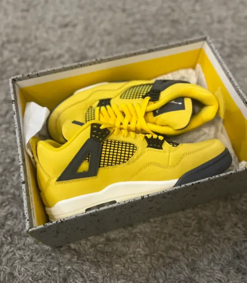 EM Sneakers Jordan 4 Retro Lightning (2006) review 