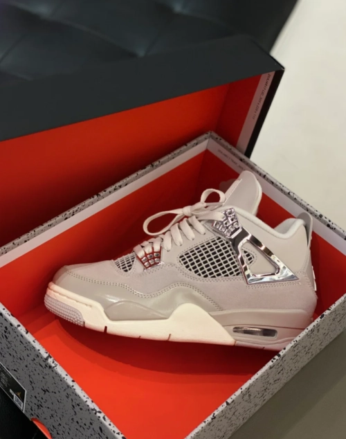 EM Sneakers Jordan 4 Retro Frozen Moments reviewed by