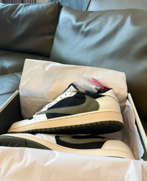 EM Sneakers Travis Scott x Air Jordan 1 Low Green Barb review 