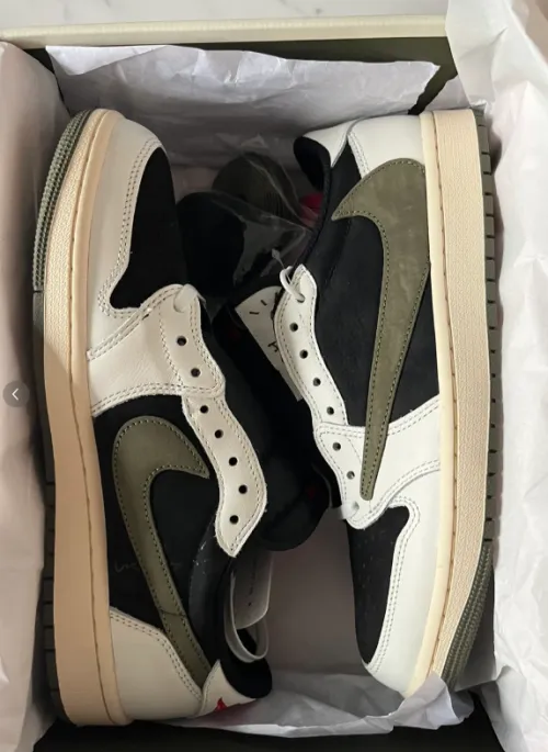 EM Sneakers Travis Scott x Air Jordan 1 Low Green Barb review 