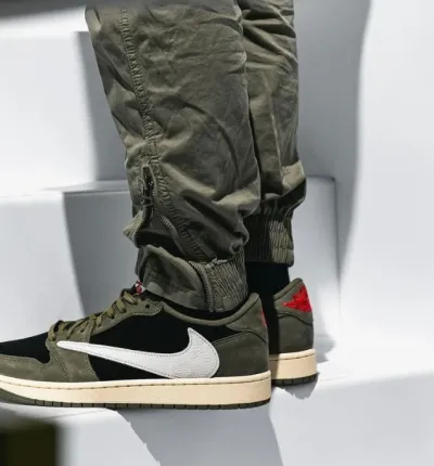 EM Sneakers Travis Scott x Air Jordan 1 Low Green Barb review A D 01