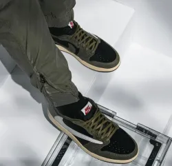 EM Sneakers Travis Scott x Air Jordan 1 Low Green Barb review A D 01