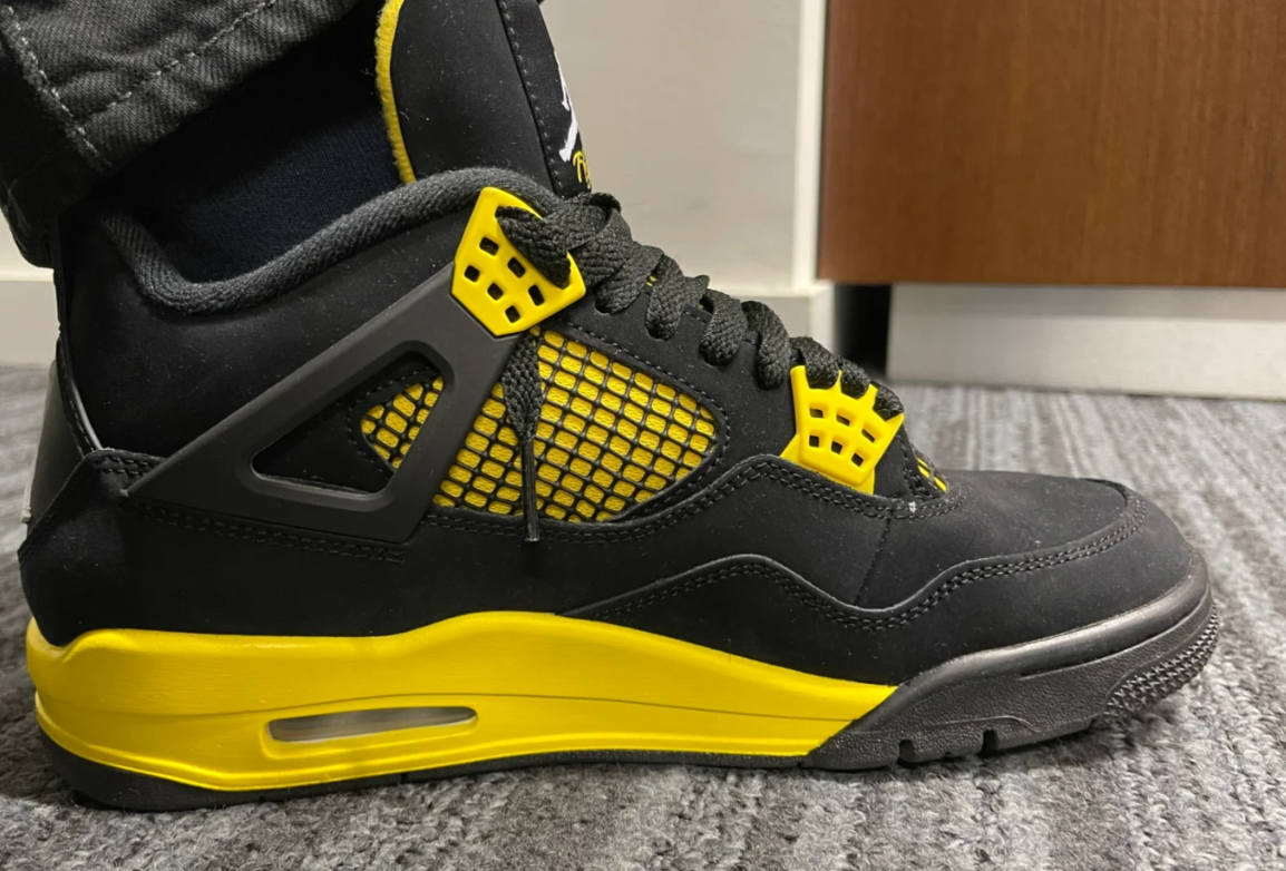 EM Sneakers Jordan 4 Retro Thunder (2023) review D T 02