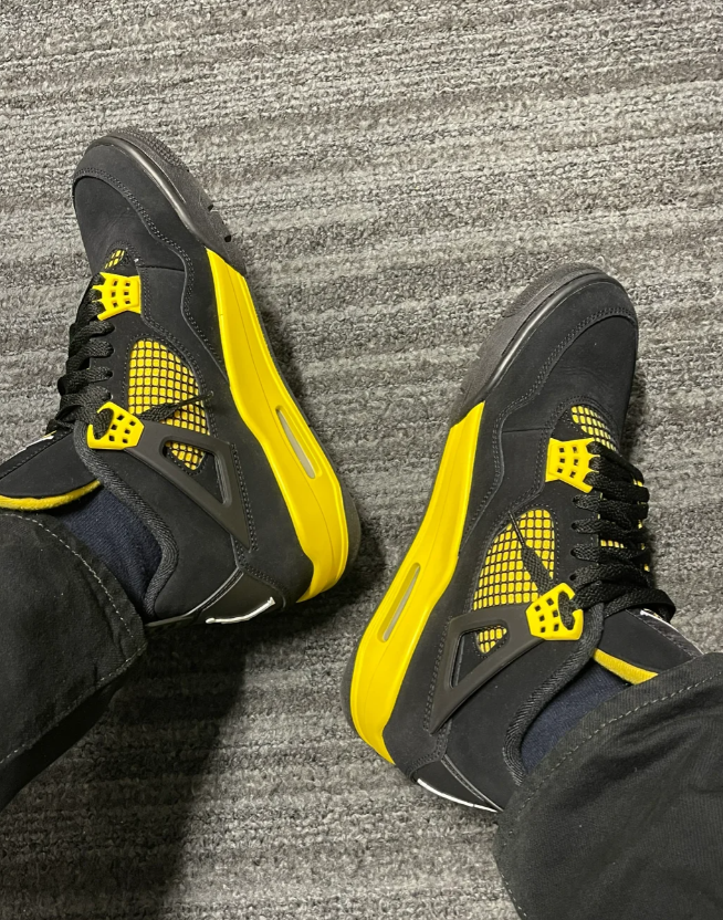 EM Sneakers Jordan 4 Retro Thunder (2023) review D T 01