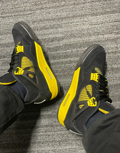 EM Sneakers Jordan 4 Retro Thunder (2023) review D T 00