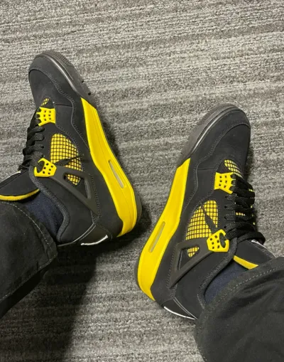EM Sneakers Jordan 4 Retro Thunder (2023) review D T 00