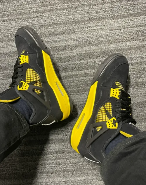 EM Sneakers Jordan 4 Retro Thunder (2023) review 