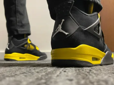 EM Sneakers Jordan 4 Retro Thunder (2023) review D T 02
