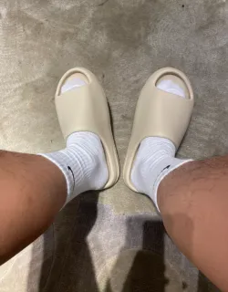EM Sneakers adidas Yeezy Slide Bone review Daniel Huston