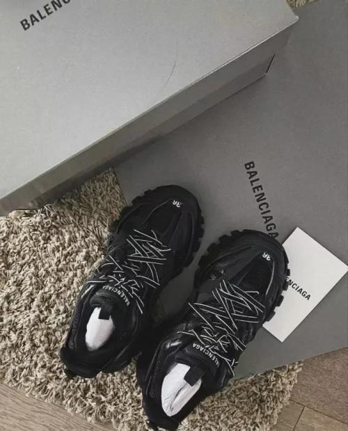 EM Sneakers Balenciaga Track LED Black review 