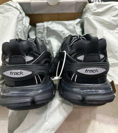 EM Sneakers Balenciaga Track LED Black review Betty Lucy 01