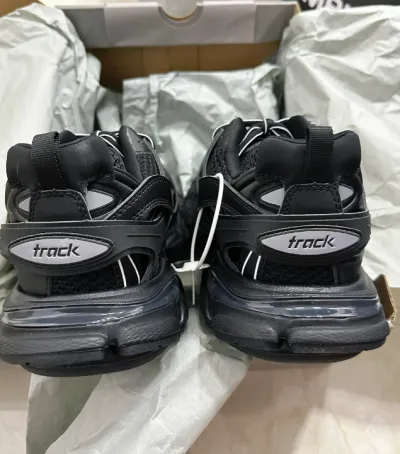 EM Sneakers Balenciaga Track LED Black review Betty Lucy 01