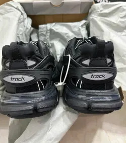 EM Sneakers Balenciaga Track LED Black review Betty Lucy 02