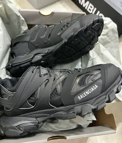 EM Sneakers Balenciaga Track LED Black review Betty Lucy 02