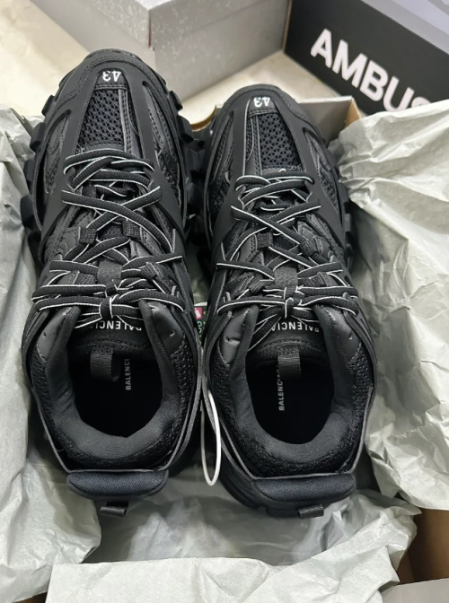 EM Sneakers Balenciaga Track LED Black reviewed by