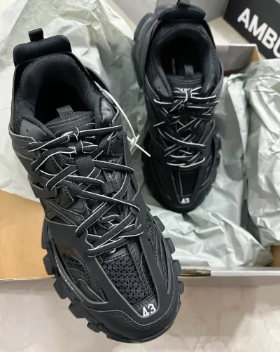 EM Sneakers Balenciaga Track LED Black review Betty Lucy 03