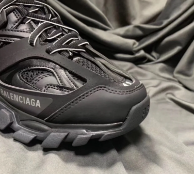 EM Sneakers Balenciaga Track LED Black review F L 00