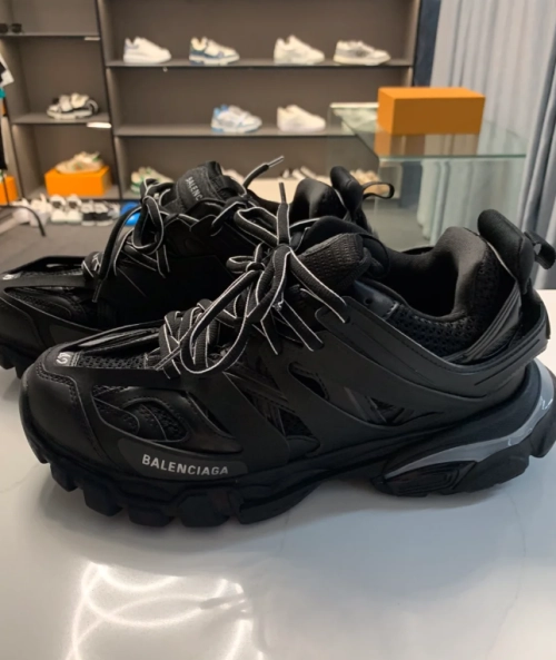 EM Sneakers Balenciaga Track LED Black reviewed by