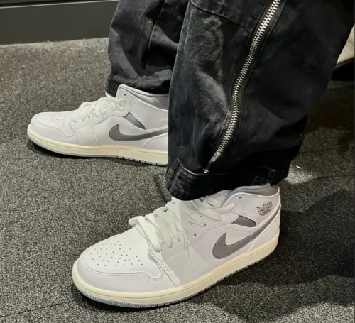 EM Sneakers Jordan 1 Mid Light Bone review 